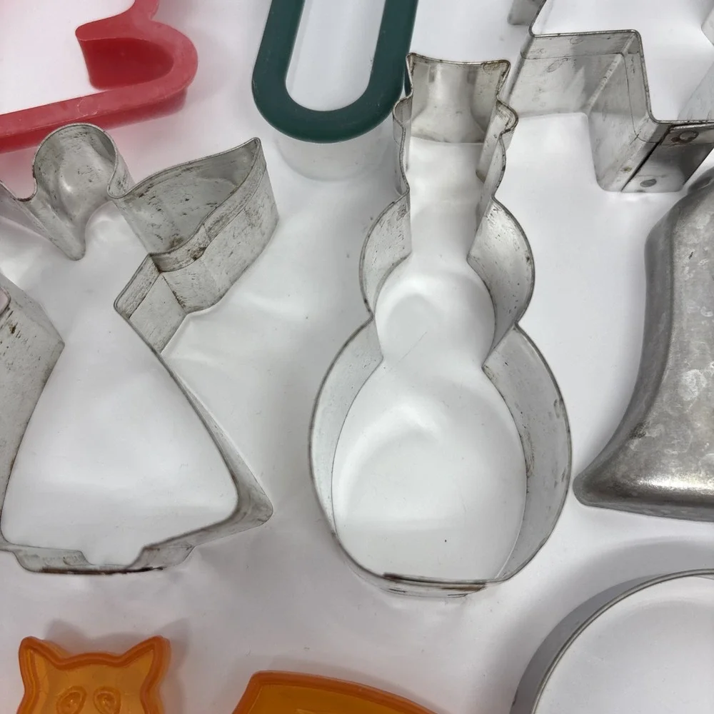 Mixed Lot of 9 Cookie Cutters 5 Metal‎ 4 Plastic Holiday Bat Angel Sleigh Bell